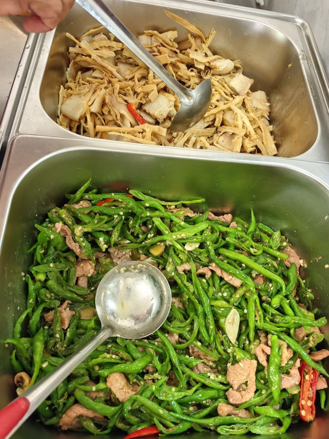 笋干炒肉 · 青椒肉丝